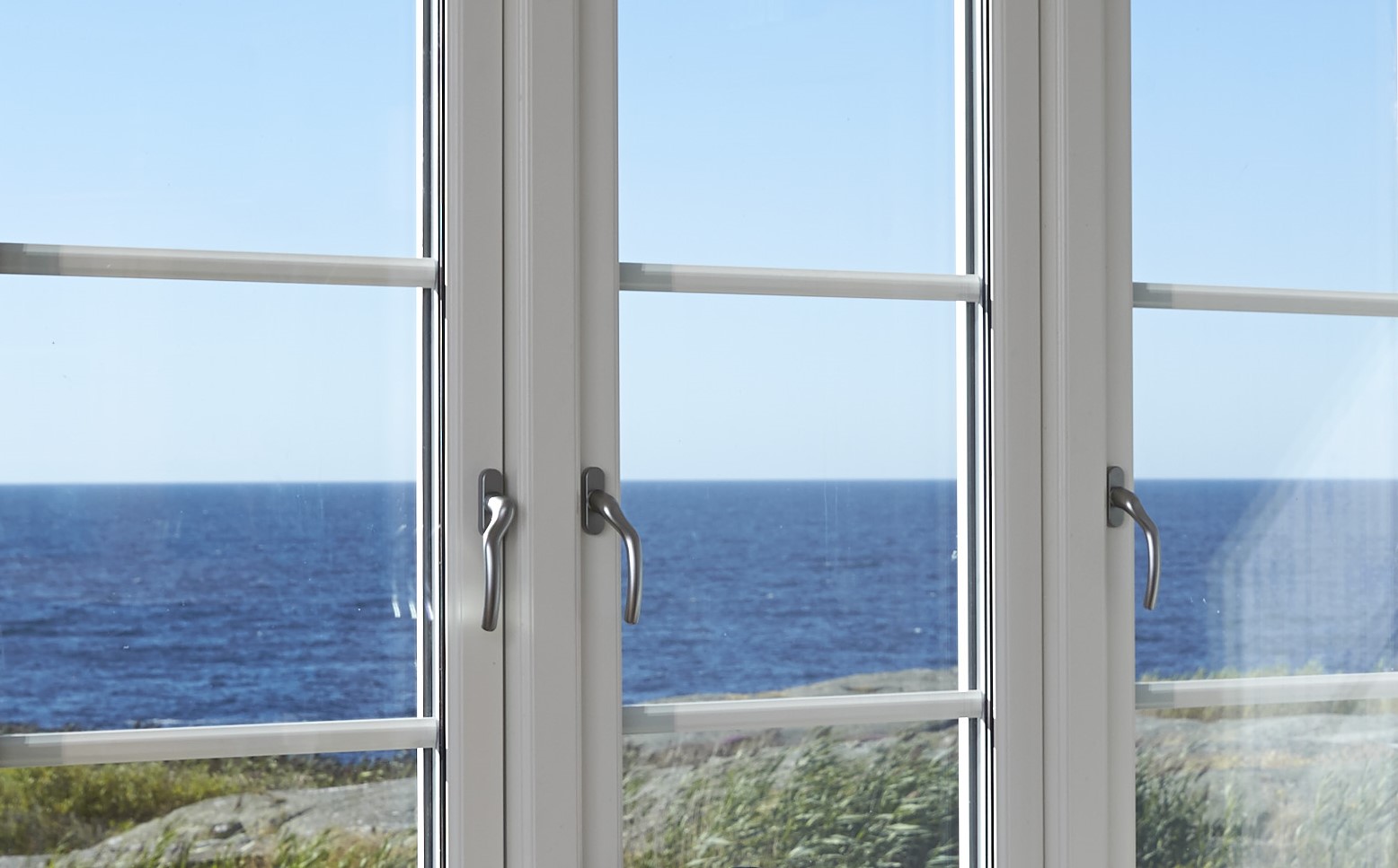 Ett nytt & rent fönster med utsikt över havet.
